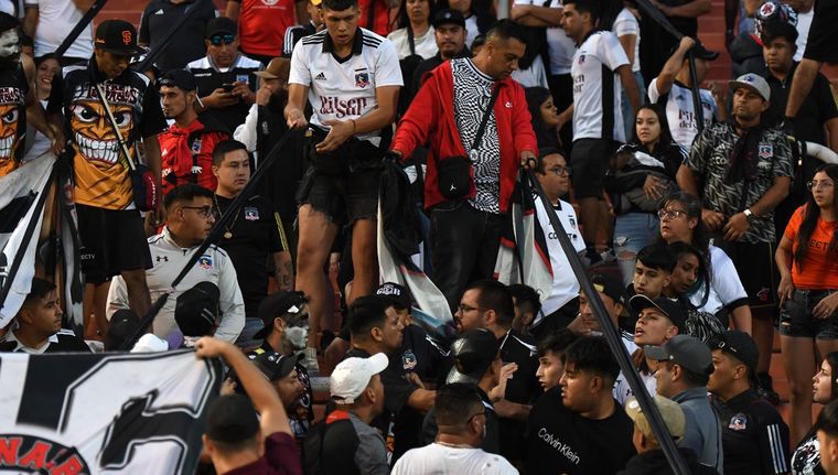 Los hinchas del Colo Colo en el Malvinas Foto: Juan Ignacio Blanco/MDZ