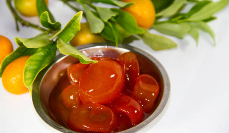 La receta de quinotos en almíbar ayuda a suavizar el amargor natural de la fruta sin perder su sabor cítrico y creando un dulce único. La receta de quinotos en almíbar ayuda a suavizar el amargor natural de la fruta sin perder su sabor cítrico y creando un dulce único.