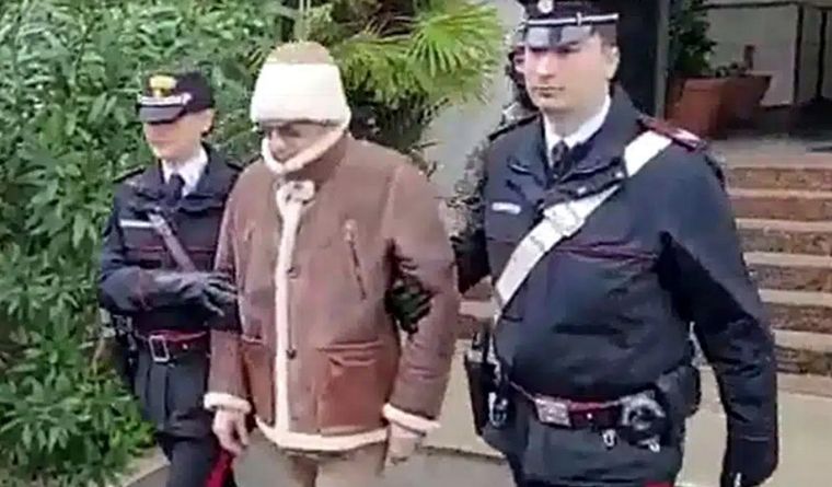 Captura de pantalla del video policial de la detención del último gran padrino de la mafia, Mateo Messina Denaro. Foto: Efe.