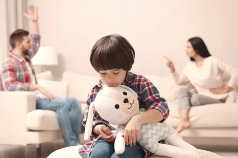 Las familias sanas discuten asiduamente, pero no se destruyen en el intento. Las familias sanas discuten asiduamente, pero no se destruyen en el intento.