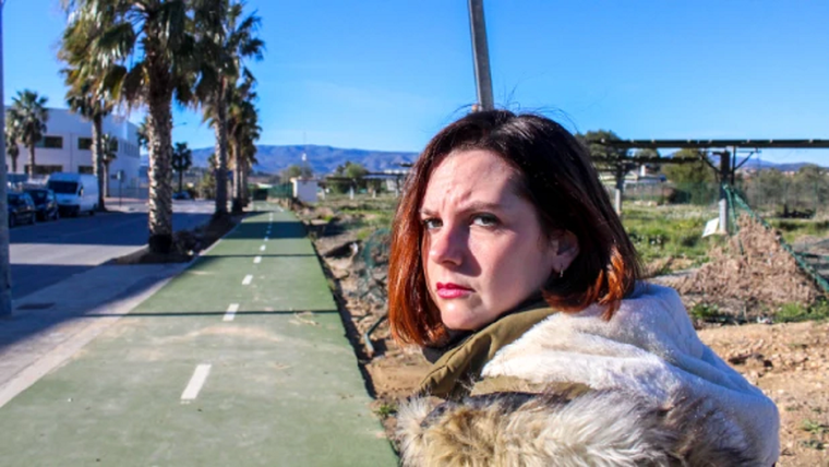 Saray Ruiz, frente a la palmera donde su padre fue visto con vida por última vez. Foto: BBC
