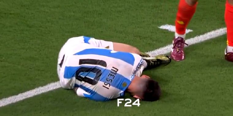 El 10 quedó tendido en el césped. Foto: Captura