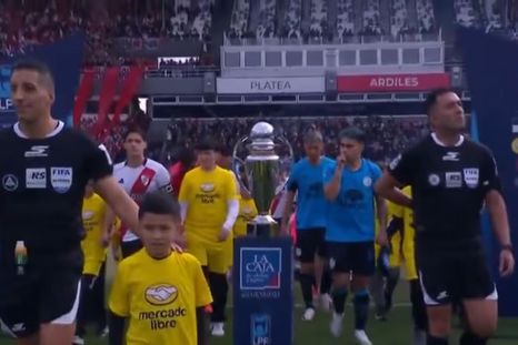 Un espectáculo. River y Belgrano fueron recibidos por ambas hinchadas. Un espectáculo. River y Belgrano fueron recibidos por ambas hinchadas.