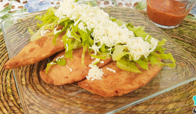 La receta de las quesadillas fritas se populariz&oacute; en mercados y fondas porque fre&iacute;rlas permit&iacute;a mantenerlas calientes por m&aacute;s tiempo sin perder su textura crujiente.