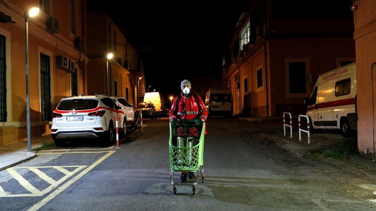 El trabajador de la Cruz Roja, Giorgio Vacirca, de 43 años, empuja un carrito con termos de té para entregar a las personas sin hogar que viven en las calles de Roma, Italia, el 17 de marzo de 2020.