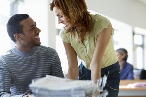 En muchos centros de trabajo surgen relaciones amorosas. Foto: BBC