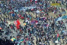 aniversario de protestas en chile: manifestantes toman la plaza italia