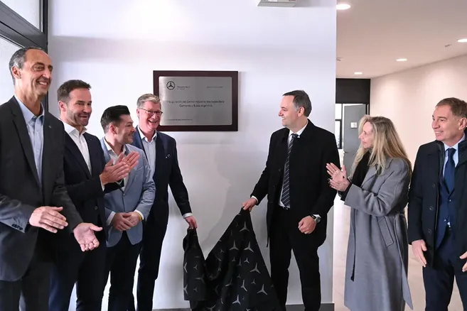 Manuel Adorni y Karina Milei inauguraron el nuevo centro industrial de Mercedes-Benz en Zárate