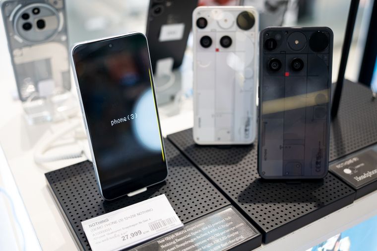 El nuevo sistema de cámaras del Nothing Phone incluye cuatro sensores de 50 megapíxeles que permiten capturar imágenes con un nivel de detalle muy alto en cualquier situación de luz. El nuevo sistema de cámaras del Nothing Phone incluye cuatro sensores de 50 megapíxeles que permiten capturar imágenes con un nivel de detalle muy alto en cualquier situación de luz.