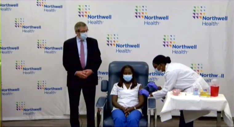 Sandra recibiendo su dosis.