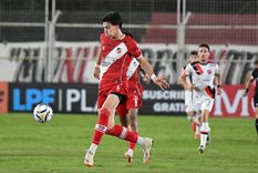Luciano Arnijas, marcador central del Deportivo Maipú, sale jugando desde el fondo.&nbsp;