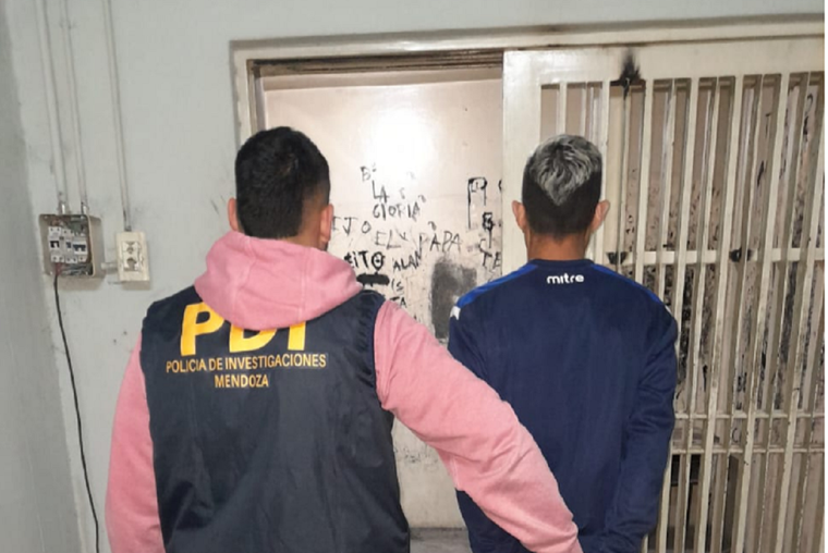 El sospechoso ingresando a la oficina fiscal