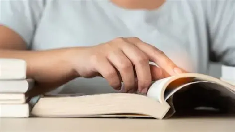 El libro avanza sobre escenas reconocibles —la política, los medios, la vida cotidiana—, pero no se queda en la superficie del comentario. El libro avanza sobre escenas reconocibles —la política, los medios, la vida cotidiana—, pero no se queda en la superficie del comentario.