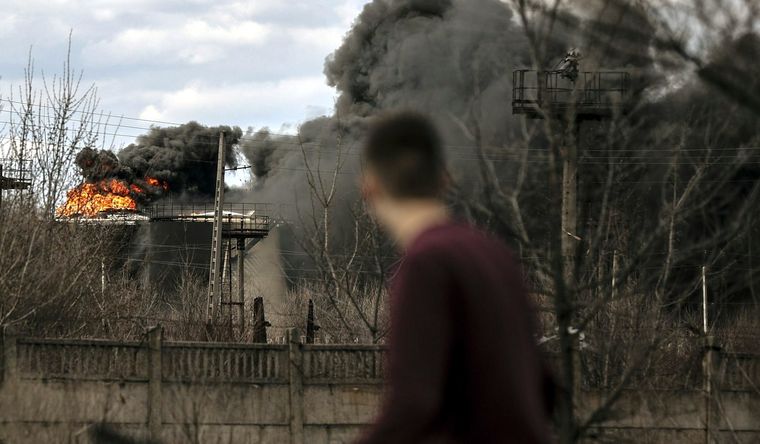 Los jóvenes huyen de la guerra, para no ser enviados al frente de batalla. Foto: Efe.
