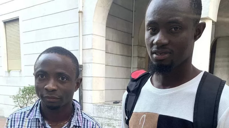 Odion Eboigbe (izquierda) y Boubacar Touré (derecha) sacaron a varias personas de los restos del vehículo.