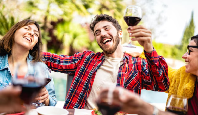 Hay un momento en el que las personas toman más alcohol y un estudio reveló cuándo se da. Foto: Freepik