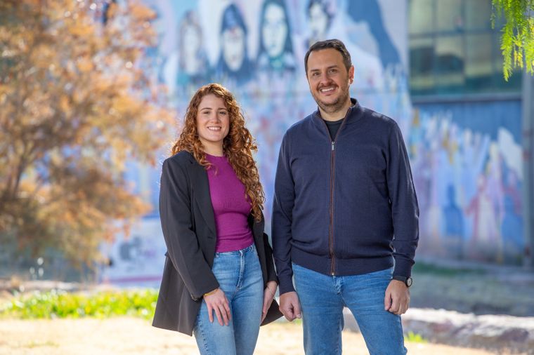 Micaela Blanco Minoli, candidata a diputada nacional del FIT, junto a Lautaro Jiménez, quien se postulará a legislador provincial.