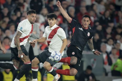River enfrenta a Barracas Central en el Monumental.