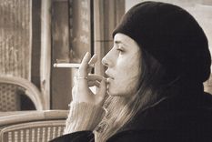 su esposo y su hija murieron, y ahora decide volver al mundo