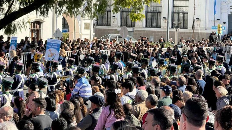 Miles de vecinos del Este se acercaron a disfrutar de una jornada patria. Miles de vecinos del Este se acercaron a disfrutar de una jornada patria.