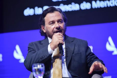 Gustavo Sáenz busca correr a Cristina Kirchner del PJ Nacional. Gustavo Sáenz busca correr a Cristina Kirchner del PJ Nacional.