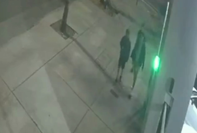 Los delicuentes robaron más de 100 camisetas de fútbol en la concesionaria pero no vieron una remera firmada por Messi.