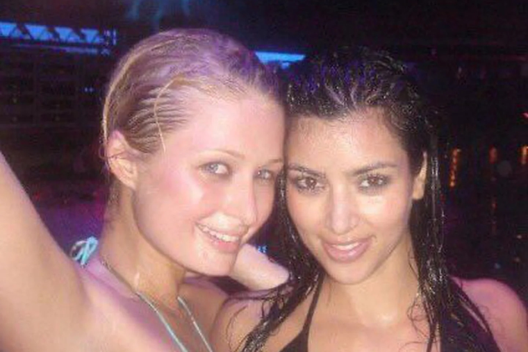 PARIS HILTON Y KIM KARDASHIAN ERAN MEJORES AMIGAS. SIN EMBARGO, LA DIFERENCIA DE POPULARIDAD LAS SEPARÓ.