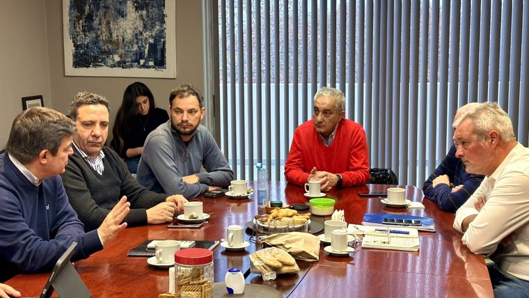 Omar De Marchi  junto a referentes de La Unión Mendocina y referentes de cajas previsionales. Foto: Twitter Omar De Marchi