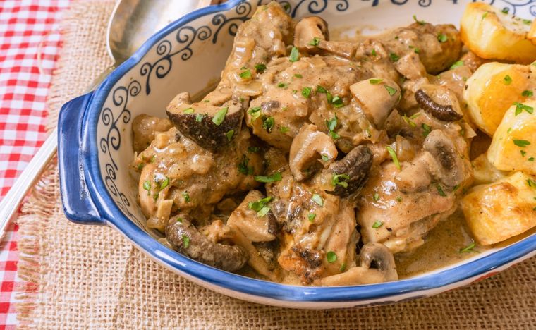 Pollo al champiñon Una receta simple y deliciosa de pollo al champiñon en pocos minutos. Foto: Shutterstock