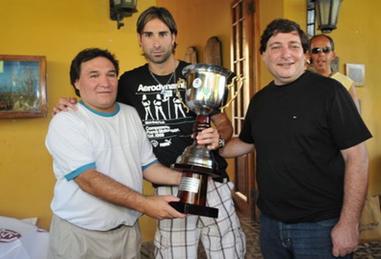 Morán y Parisi posan junto al campeón Lucchetti. Foto: Gerardo Gómez/MDZ