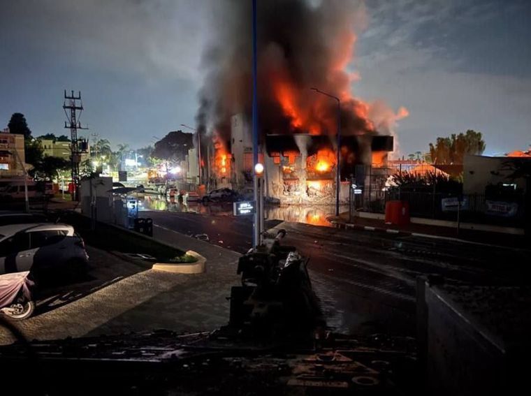 Imagen del combates en la estación de policía de Sderot
