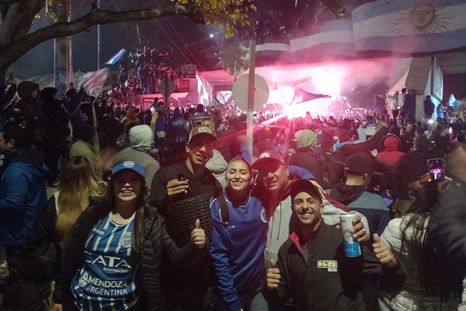 Los hinchas de Godoy Cruz festejaron los 104 años del club. Los hinchas de Godoy Cruz festejaron los 104 años del club.