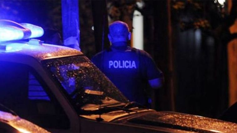 Policía Aparentemente, el efectivo quiso proveerse de sustancias prohibidas. Intentó huir pero lo atraparon. Imagen ilustrativa.