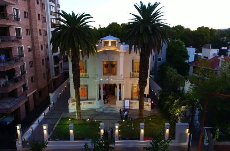 Museo Carlos Alonso - Mansión Stoppel (Av. Emilio Civit 348, Ciudad de Mendoza). Museo Carlos Alonso - Mansión Stoppel (Av. Emilio Civit 348, Ciudad de Mendoza).