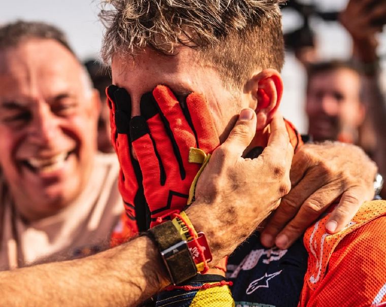 Luciano Benavides celebra en la meta de Yanbu tras conquistar el Dakar 2026 en la definición más ajustada de la historia. Luciano Benavides celebra en la meta de Yanbu tras conquistar el Dakar 2026 en la definición más ajustada de la historia.