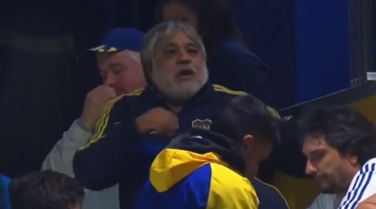 Cacho Riquelme mantuvo un tenso cruce con fanáticos.