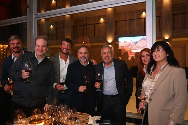 Matías Parlanti, Federico Croce, Franco Parlanti, Gustavo Flores Bazán, Alfredo Cornejo, Macri Sinatra y Mariana Bergutz. Matías Parlanti, Federico Croce, Franco Parlanti, Gustavo Flores Bazán, Alfredo Cornejo, Macri Sinatra y Mariana Bergutz.