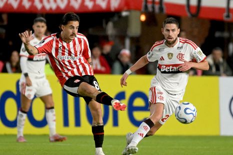 Neves, de Estudiantes, y Jorginho, del Mengao. El Pincha y Flamengo juegan en el Maracaná.