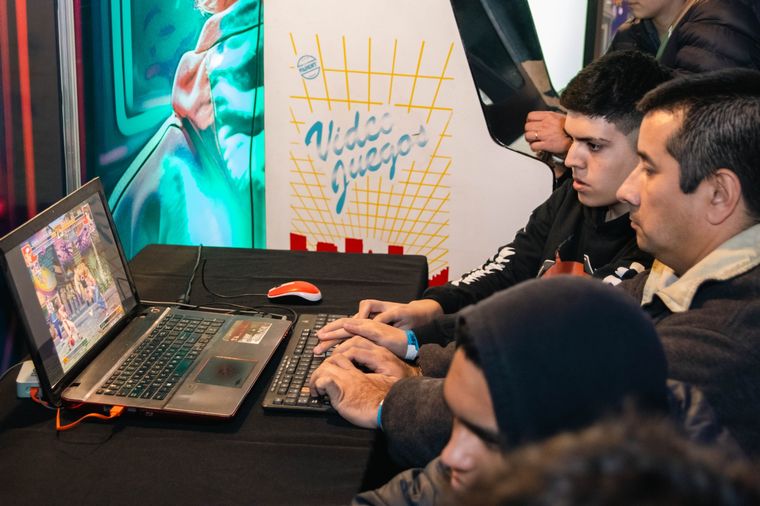 Los videojuegos ya superan al cine y la música en ingresos, y la demanda de profesionales especializados sigue creciendo. Los videojuegos ya superan al cine y la música en ingresos, y la demanda de profesionales especializados sigue creciendo.