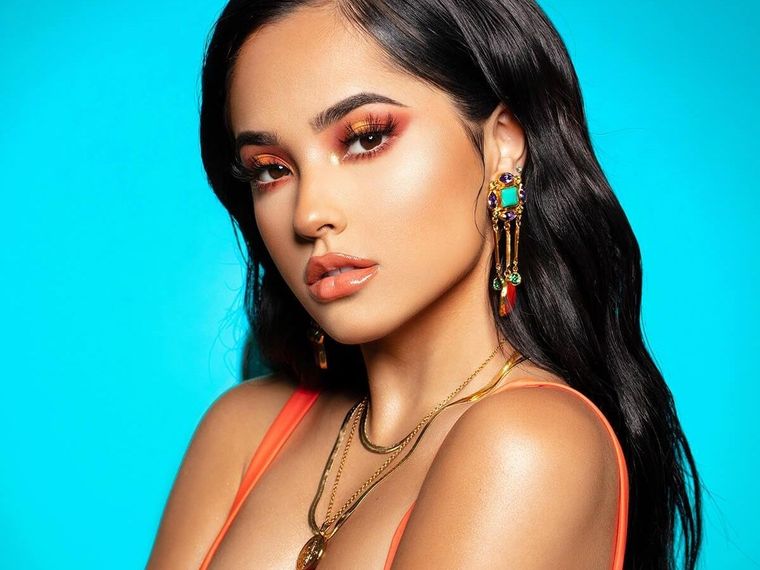 Becky G nos enseña cómo usar uno de los colores tendencia 2022 más clásicos Foto: Mui Today