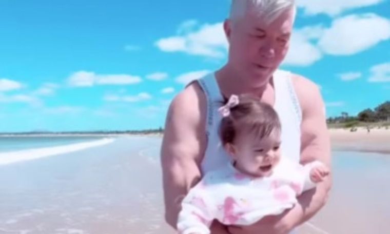 Barby Franco mostró junto a Fernando Burlando la tierna reacción de Sarah en el mar La hija de la modelo y el abogado cumplirá un año en unos días