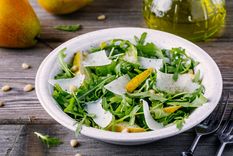 Receta de ensalada de rúcula y peras con parmesano: ideal para agasajar.