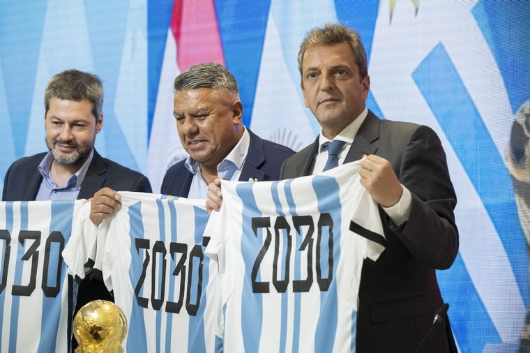 Fin. Chiqui Tapia con Matías Lammens y Sergio Massa. Foto: Télam