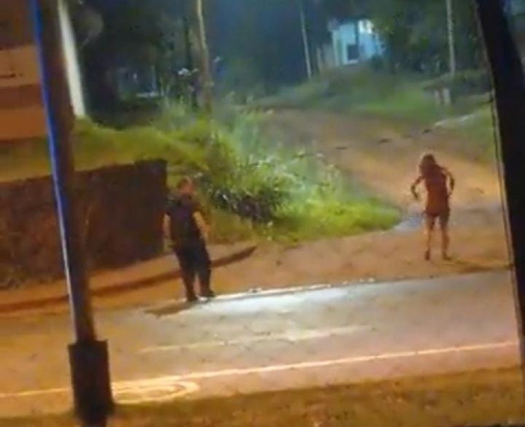 La mujer poseída fue reducida por la Policía de Misiones