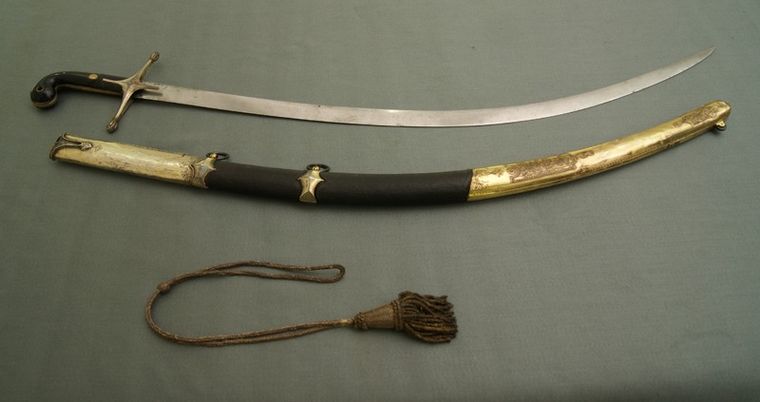 La Justicia rechazó el pedido urgente de los herederos de Rosas y permitió el traslado del sable, aunque la causa seguirá su curso.