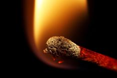 un golpe de suerte: como un desconocido farmaceutico britanico invento por casualidad los fosforos de madera hace 200 anos