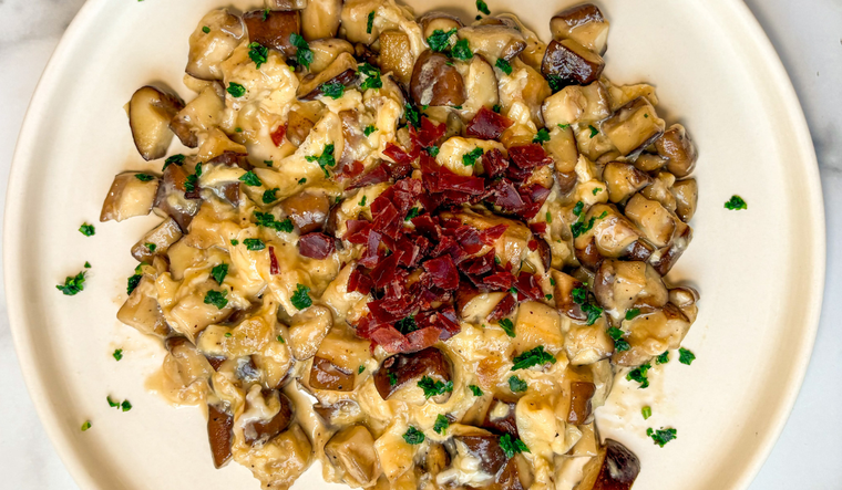 Esta receta tiene su origen en preparaciones campesinas donde se aprovechaban los ingredientes frescos recolectados del campo.