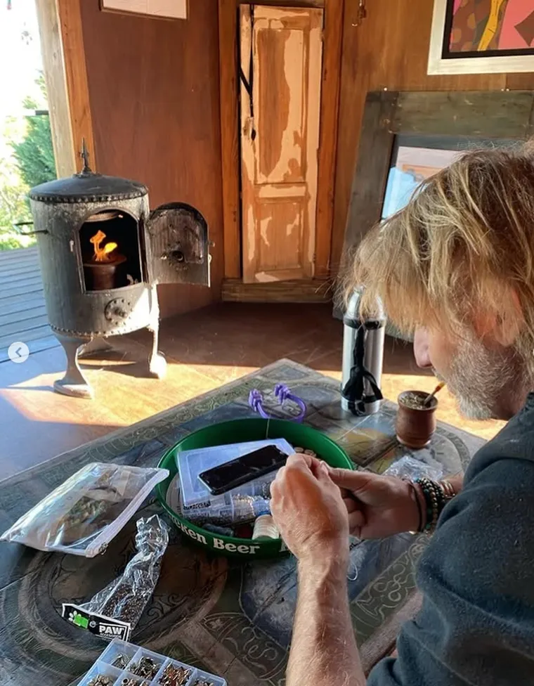 El atelier del actor cuenta con una insólita vía de tren que recorre la habitación por lo alto.