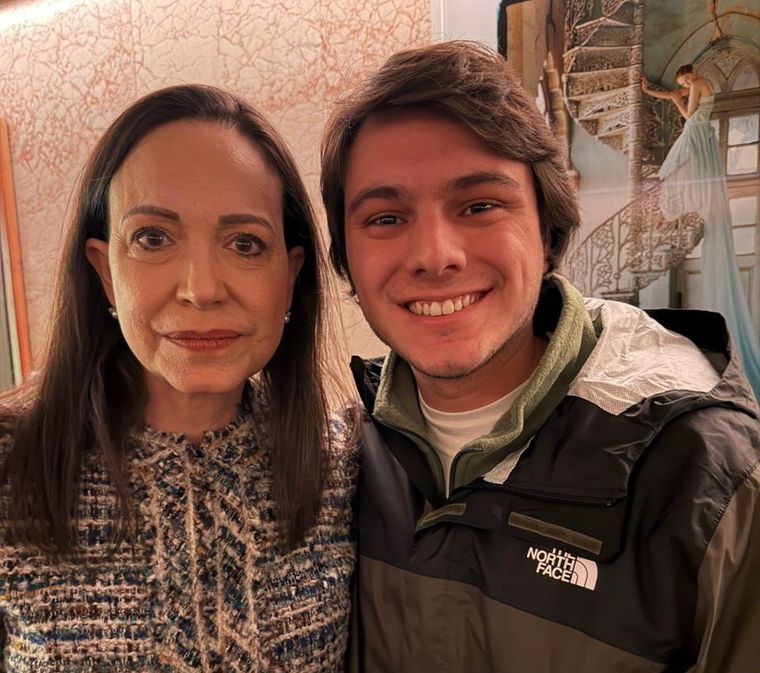 El argentino Mauro Andreoli junto a María Corina Machado El argentino Mauro Andreoli junto a María Corina Machado