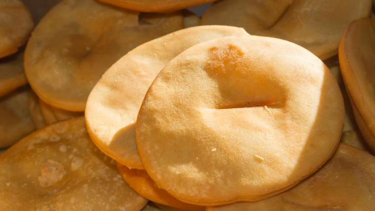Aunque es típica del Río de la Plata, cada hogar tiene su propia receta de tortas fritas, con pequeños secretos que cambian la textura y el sabor. Aunque es típica del Río de la Plata, cada hogar tiene su propia receta de tortas fritas, con pequeños secretos que cambian la textura y el sabor.